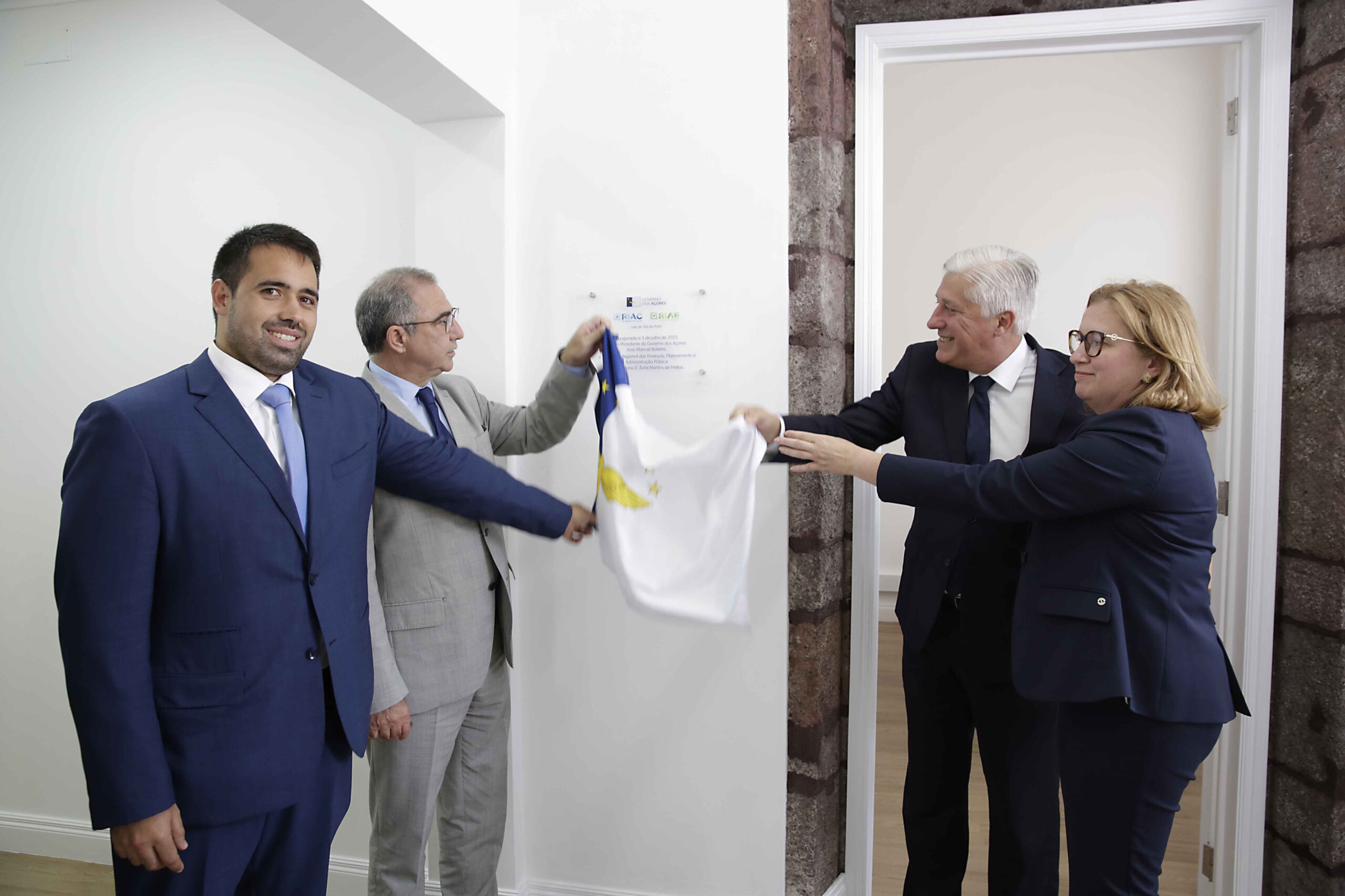 José Manuel Bolieiro inaugura nova loja RIAC-RIAE em Vila do Porto